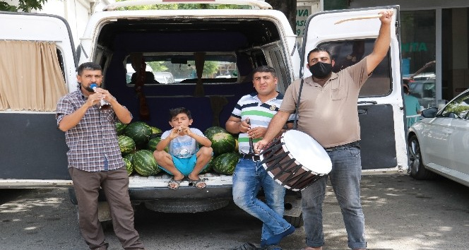 Davul zurnayla karpuz satıyorlar
